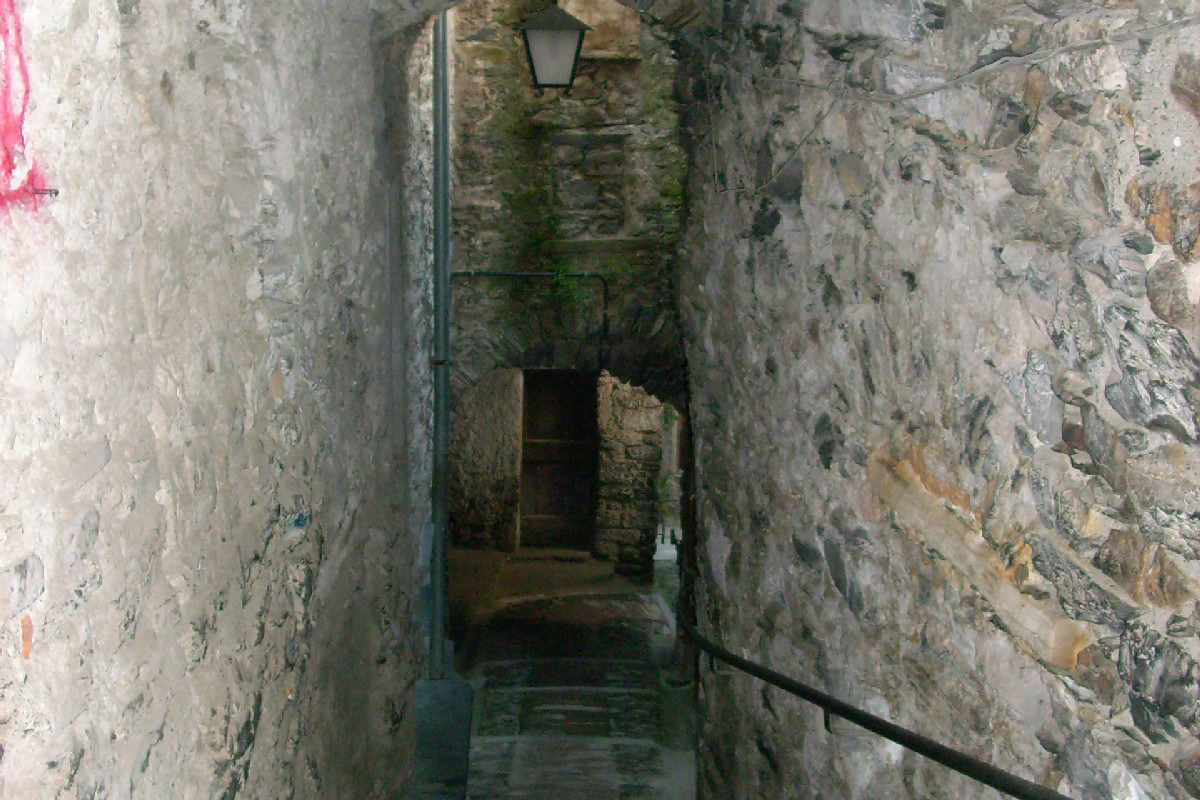 Il borgo misterioso tra le montagne liguri che affascina i visitatori più curiosi