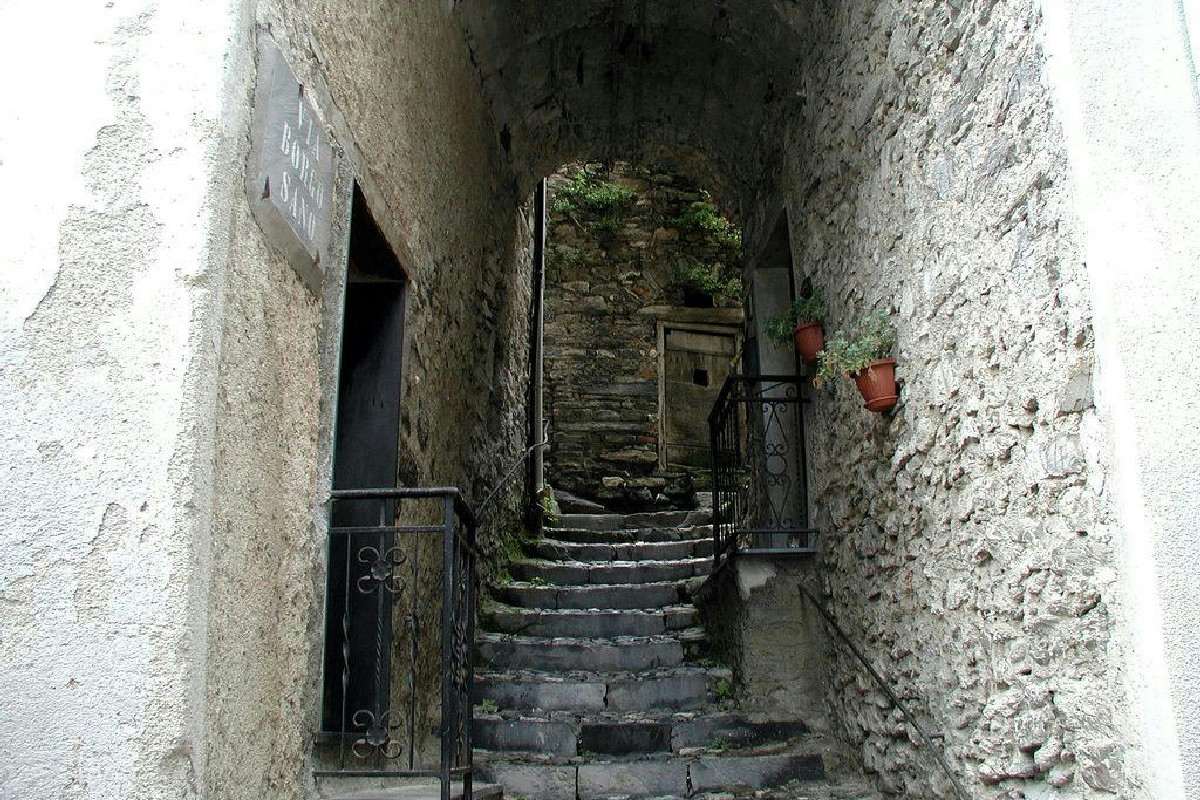 Il borgo misterioso tra le montagne liguri che affascina i visitatori più curiosi