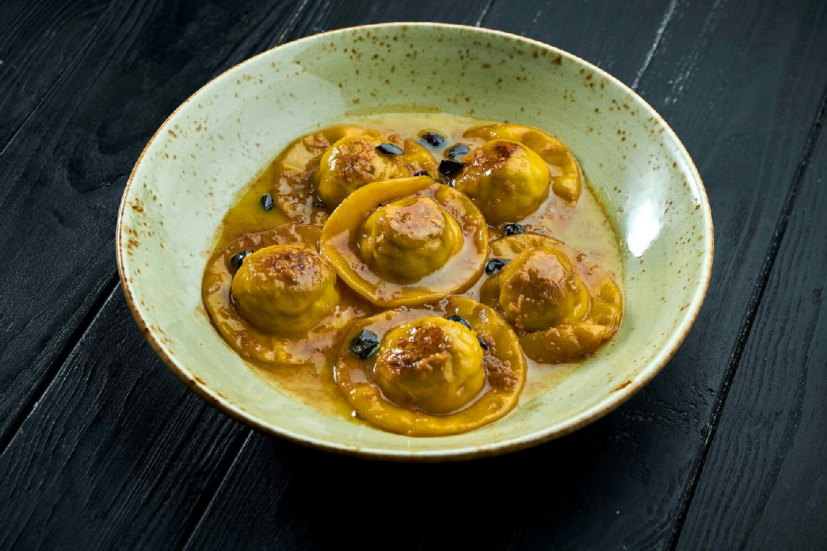 I bottoni ripieni di brasato su vellutata di zucca: il piatto perfetto per l’autunno