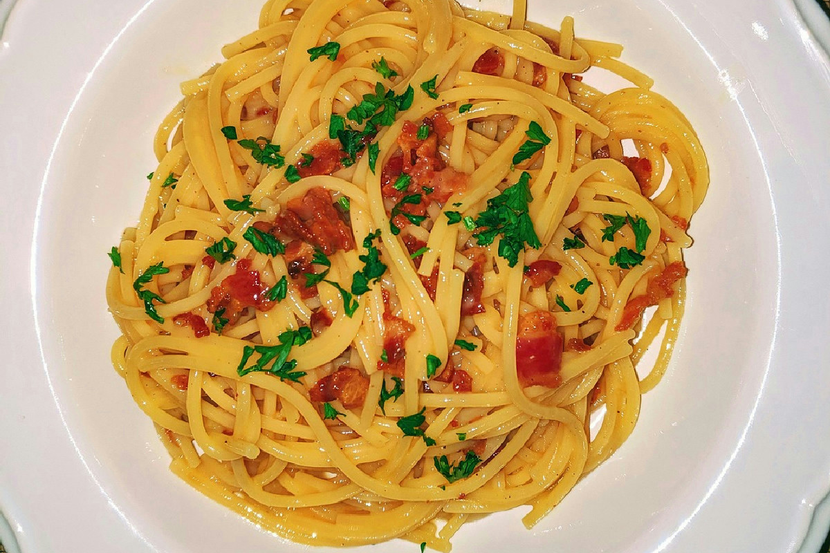 Come cambia la consistenza degli spaghetti al tonno quando il pesce viene rosolato prima in padella
