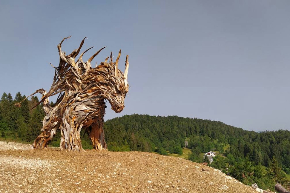 Dove andare a Natale per scoprire un borgo con legna trasformata in opere d’arte uniche