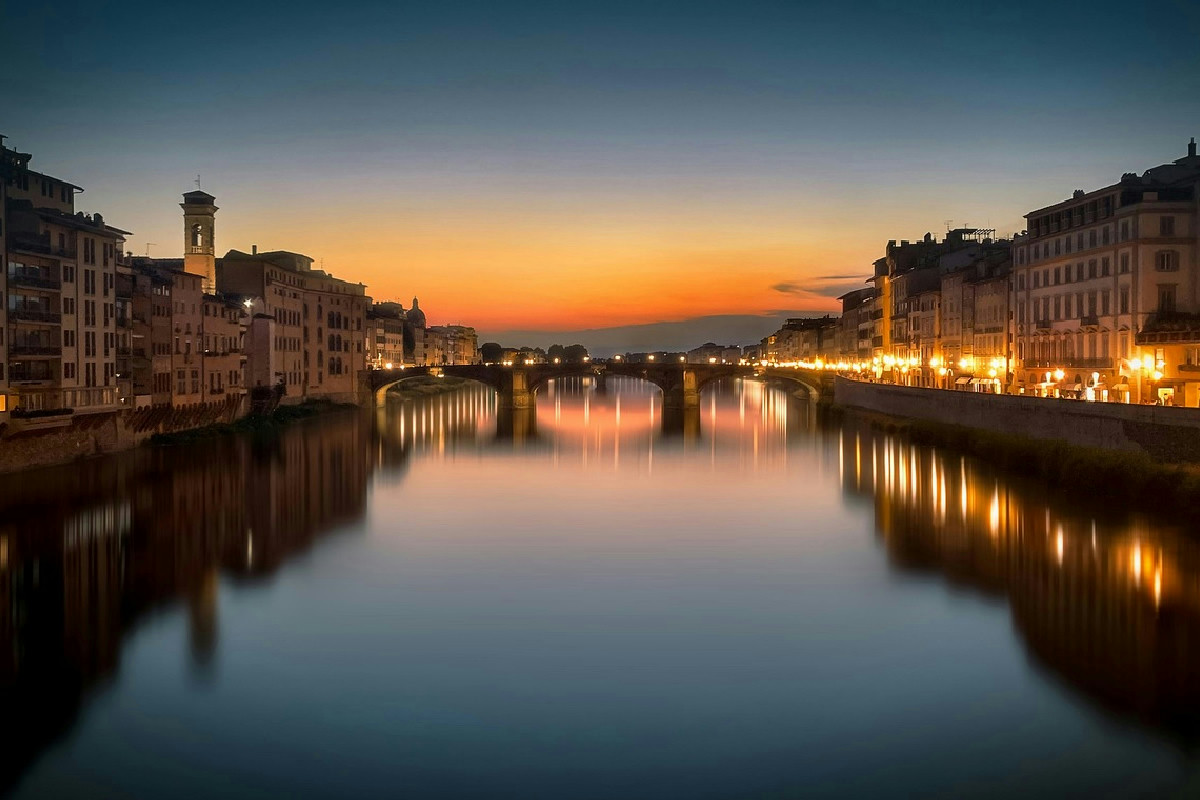 Dove il cielo infuocato abbraccia la città: panorami unici che incantano al tramonto