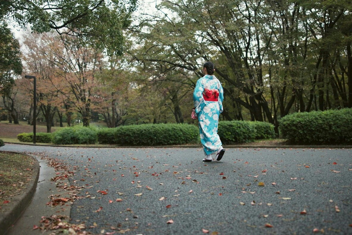 Il modo tipico di camminare in Giappone rompe gli stereotipi e cattura l'attenzione comune