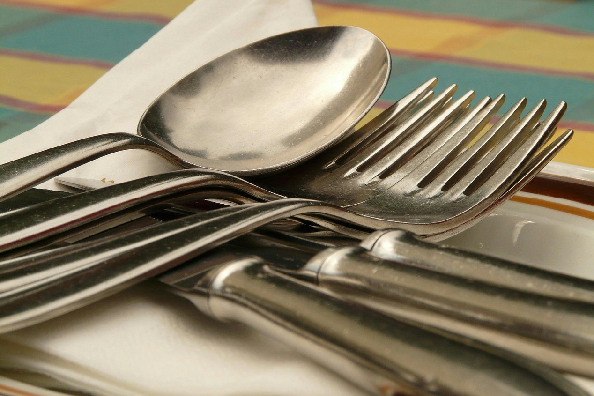 Posate splendenti senza fatica: il trucco rapido per farle tornare come nuove in pochi gesti